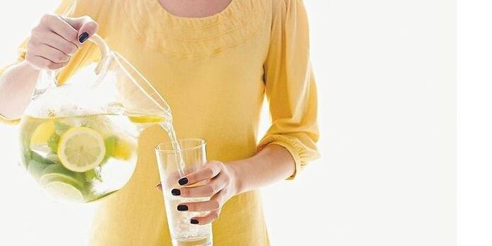 auga de limón axuda a limpar o corpo