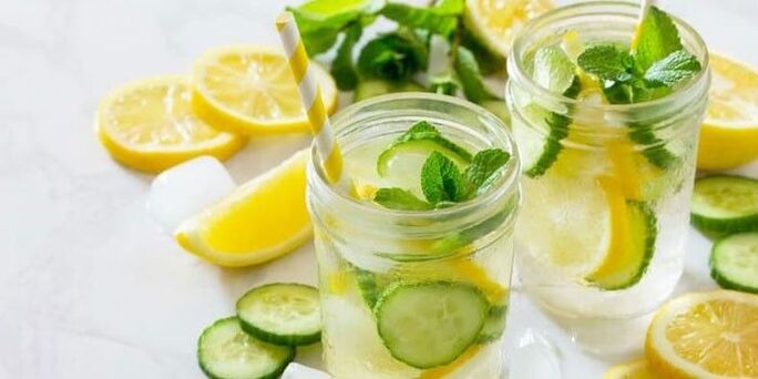 auga de limón con pepino para adelgazar