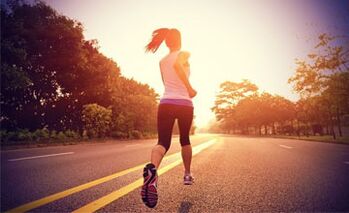 O adestramento cardiovascular, como correr, axuda a queimar a graxa das pernas. 